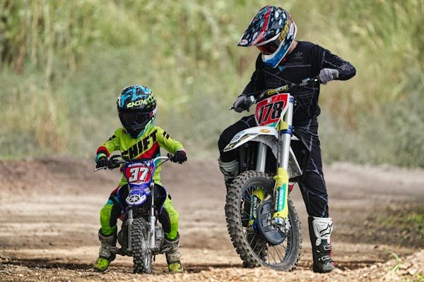Trouvez la tenue de motocross parfaite pour votre enfant