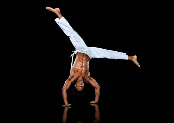 En quoi l'apprentissage des techniques de Capoeira peut-il aider dans la coordination des mouvements pour les danseurs?